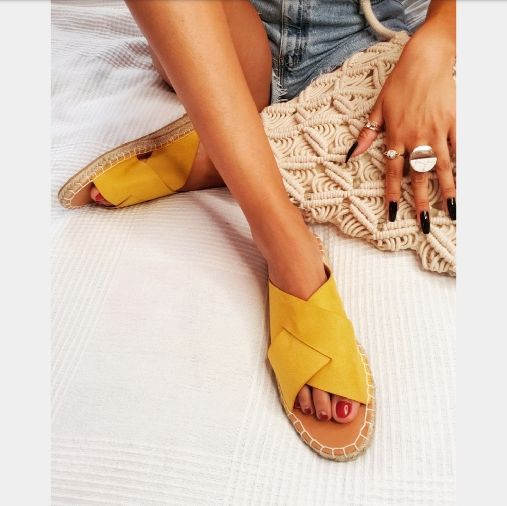 🚨//The Elsinore// Yellow vegan suede Sandals - Picture 3 of 8